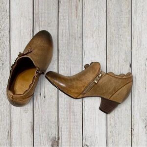 Elegant Tan Heeled Boots